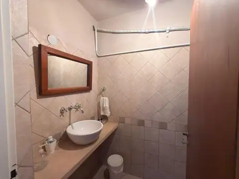 Oficina 8 ambientes con 2 baños