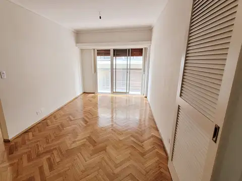 "EXCELENTE UBICACION" EL MAESTRO 5, ENORME DEPTO. 2 AMB C/BALCON AL FRENTE