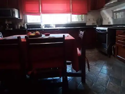 Amplia Casa en 2 Plantas con Quincho y Pileta en San Justo * Nuevo Valor*