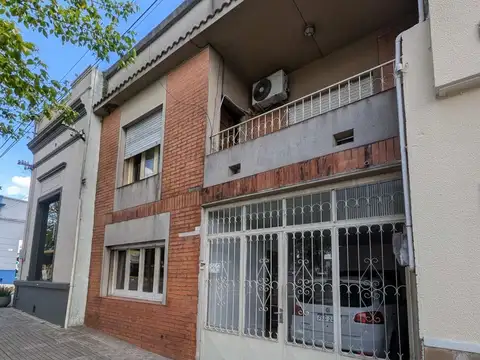 VENTA CASA 4 DORM Y 2 GARAJES EN CENTRO DE RIVERA