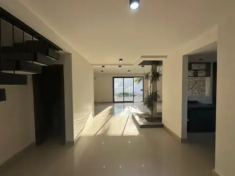 Casa en Alquiler con 2 cocheras
