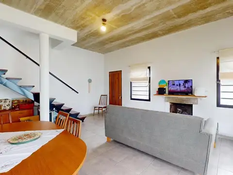 Casa 2 plantas tipo Duplex 456 bis entre 21c y 21d City Bell