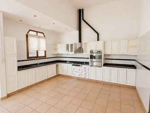 Casa en Alquiler con 1 cochera