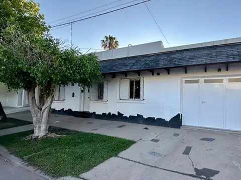Casa a 2 cuadras del centro, con pileta y quincho