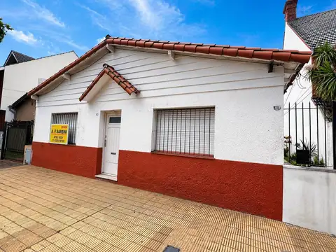 Martínez, PH Al Frente Ubicado 3 a Cuadras de Av. 3 Ambientes con Patio.