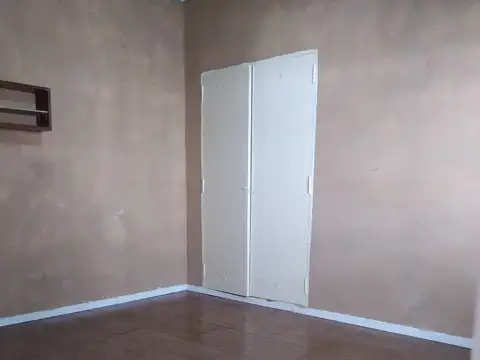 Martínez, PH Al Frente Ubicado 3 a Cuadras de Av. 3 Ambientes con Patio.