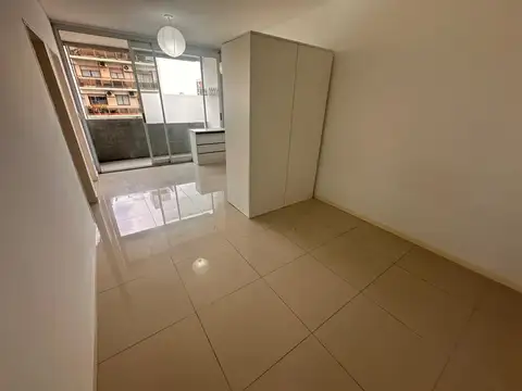 HERMOSO MONOAMBIENTE DIVISIBLE AL FRENTE CON BALCÓN - APTO PROFESIONAL