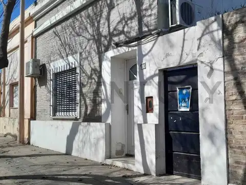 Casa en venta con 2 dormitorios, patio verde y cochera en Rafaela