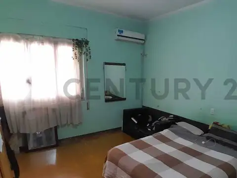 Casa en venta con 2 dormitorios, patio verde y cochera en Rafaela