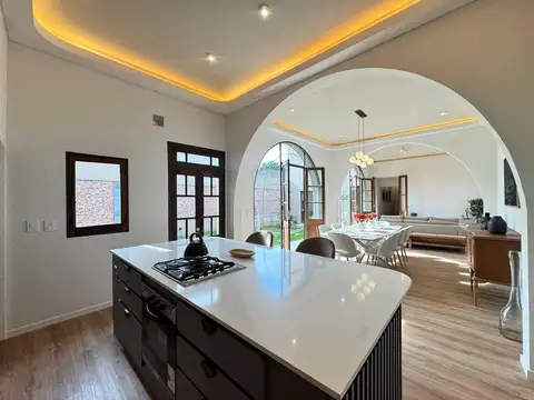 Casa 7 ambientes con 2 baños