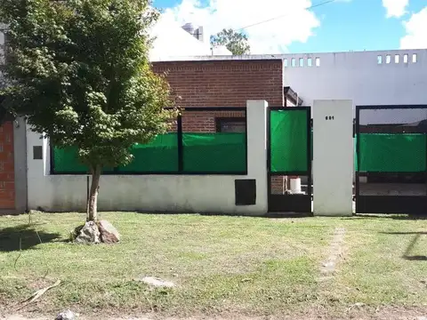 Venta de casa de 1 dormitorio en Villa Elvira, la plata.