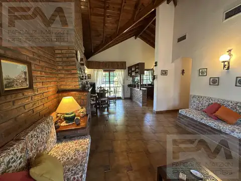 Casa 4 ambientes con 2 baños