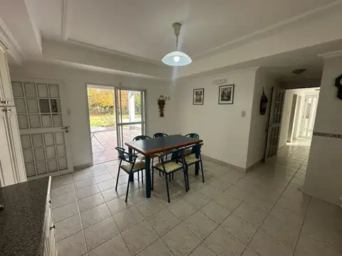 Casa en Alquiler con 2 cocheras