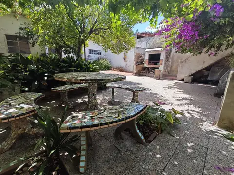 CASA EN VENTA DE 4 AMB EN TAPIALES SOBRE AVENIDA
