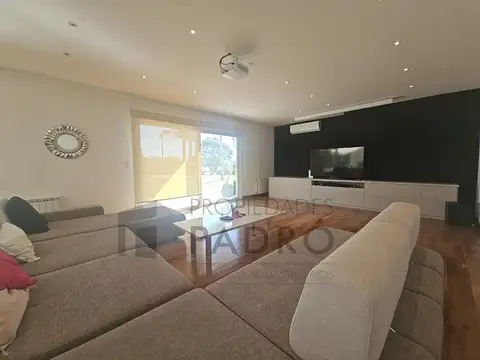 Casa 8 ambientes con 6 baños