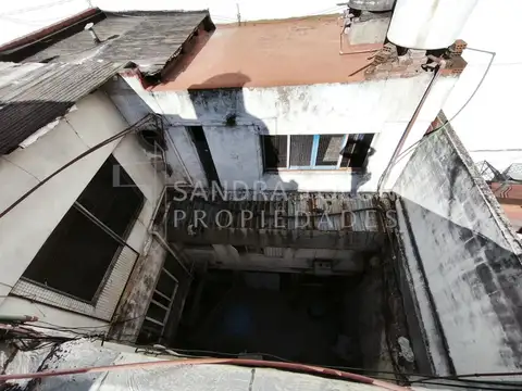 VENTA TERRENO CON EDIFICIO FLORESTA OPORTUNIDAD DE INVERSION