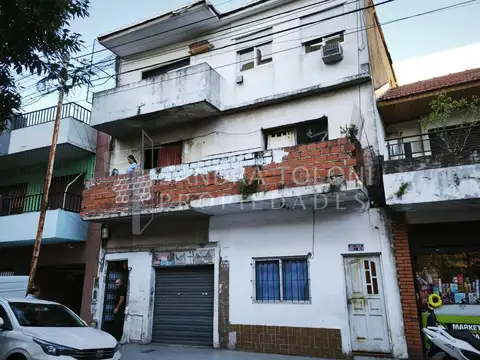 VENTA TERRENO CON EDIFICIO FLORESTA OPORTUNIDAD DE INVERSION