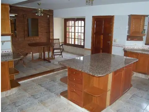 Casa en Alquiler con 1 cochera