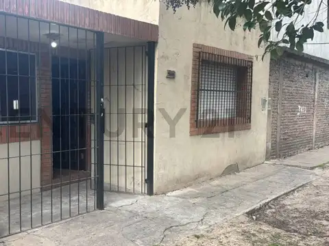 CASA 3 AMBIENTES SOBRE AV.VERGARA-BERAZATEGUI, LOTE DE 300 M2