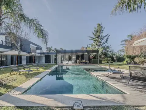 VENTA – Casa de categoría 7 ambientes con pileta, quincho y jacuzzi | Comarcas de Luján