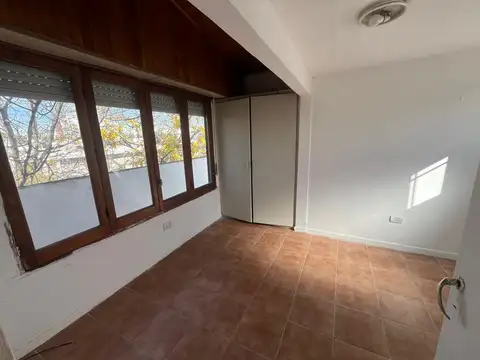 Departamento al frente en 2do. piso por escalera.