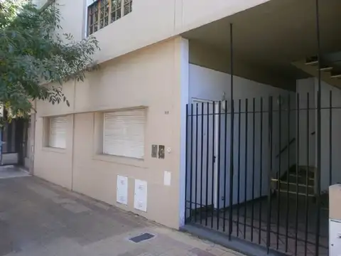 Departamento al frente en 2do. piso por escalera.