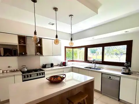 Casa 5 ambientes con 4 baños