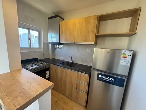 1 AMBIENTE AL FRENTE CON BALCON - ZONA GUEMES