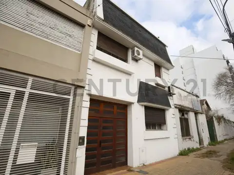 Casa en venta en La Plata de 3 dormitorios con cochera y patio. APTA BANCO
