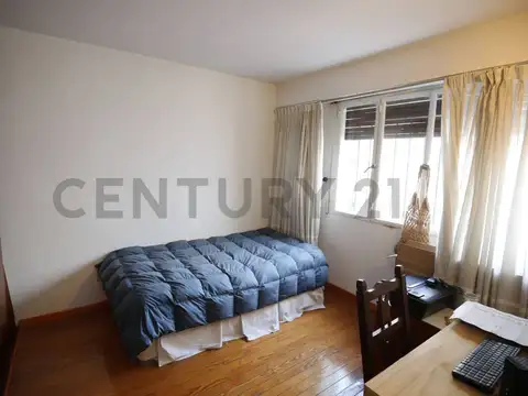 Casa en venta en La Plata de 3 dormitorios con cochera y patio. APTA BANCO