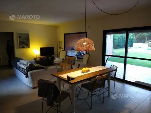 Casa 4 ambientes con 2 baños