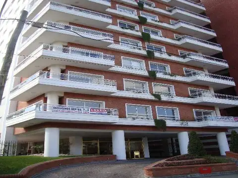 ALQUILER DE DEPARTAMENTO DE 3 AMBIENTES DE CATEGORIA CON AMPLIO BALCON Y COCHERA .