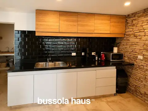 Casa en Alquiler con 4 cocheras