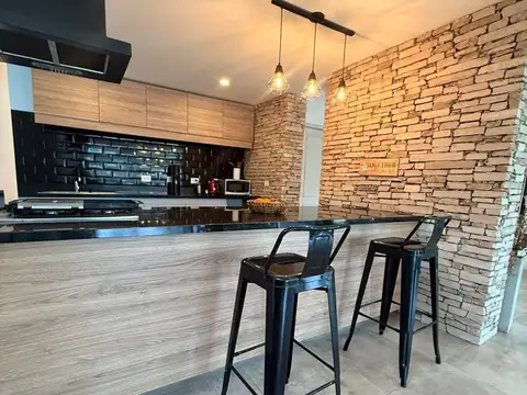 Casa en Alquiler con 4 cocheras