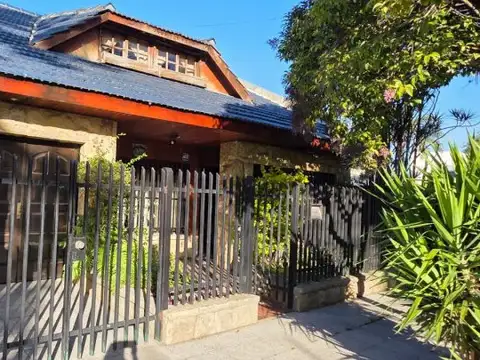 CASA ESTILO CHALET 5 AMBIENTES EN ITUZAINGO NORTE