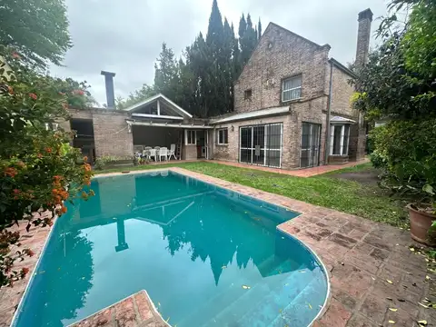 Casa en alquiler Fisherton, dos dormitorios más comodín, pileta, parrillero, jardín, garage
