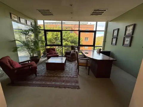 Alquiler de oficinas de 200  m2 con 1  cochera en puerto madero