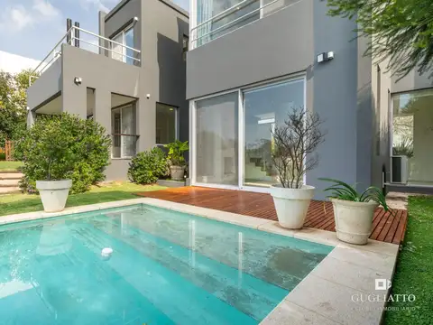 Casa en Venta con 2 cocheras