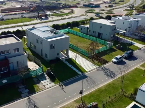 VENTA CASA 5 AMBIENTES PUERTOS DEL LAGO