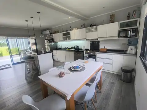 Espectacular Casa 6 ambientes en Puerto Chascomús.