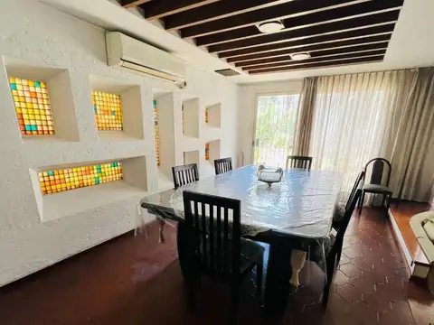 Casa en Alquiler con 1 cochera