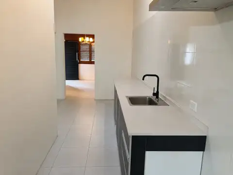 Amplia casa a nueva con cochera para varios autos y jardín
