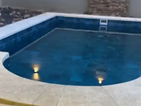 OPORTUNIDAD VENTA CASA 4 AMB MODERNA C PILETA FONDO PARRILLA ESCUCHA OFERTAS