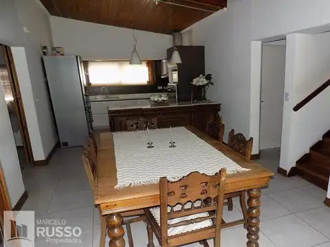 Casa 4 ambientes con 2 baños