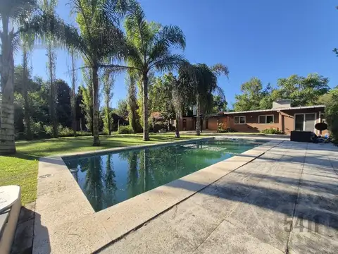 Venta Casa Quinta 4 ambientes con gran parque y Pileta en Tortuguitas