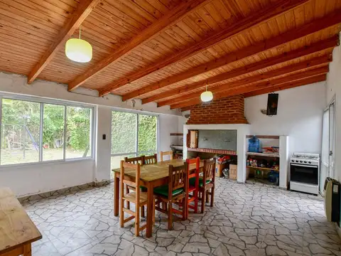 CASA EN VENTA EN LA PLATA 2 DORMITORIOS QUINCHO