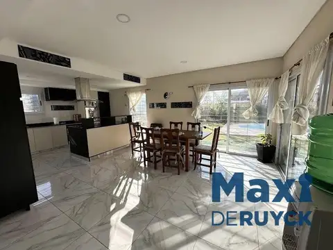 Casa 6 ambientes con 3 baños