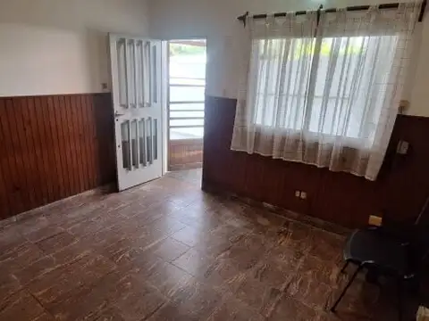 Casa 6 ambientes con 2 baños