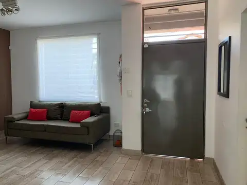 Casa en Alquiler con 2 cocheras