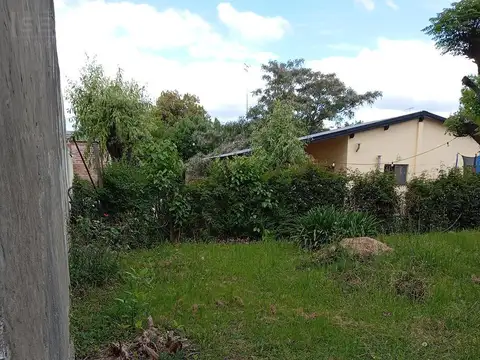 Casita en Pueblo PARADA ROBLES. A 2 cuadras Parroquia